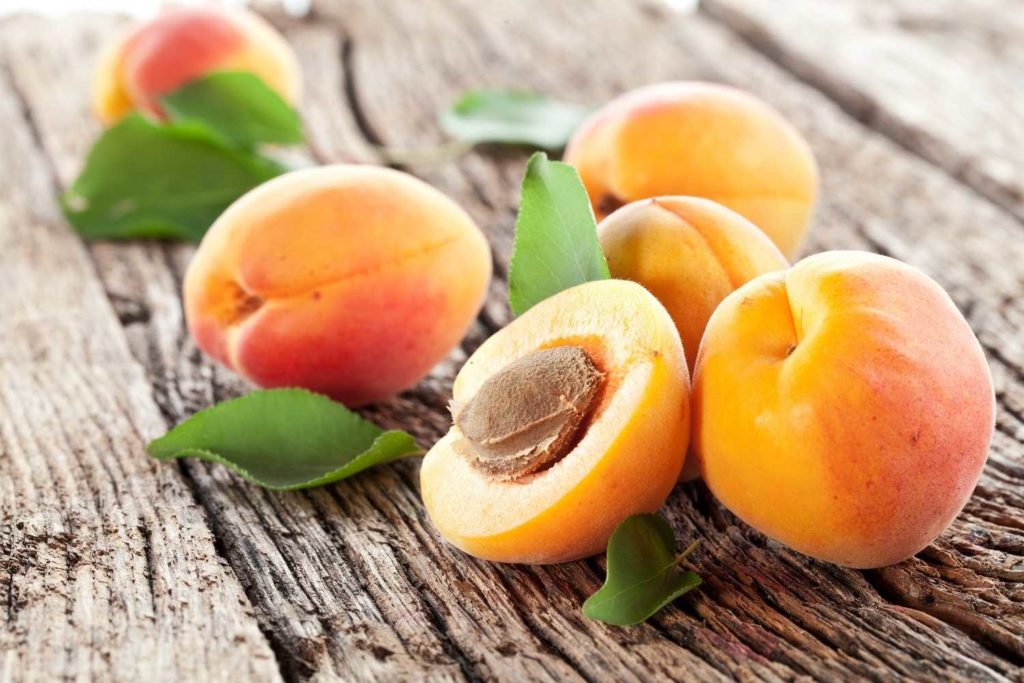 delle albicocche appoggiate su un tavolo