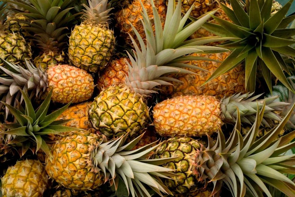 una serie di ananas ammucchiati