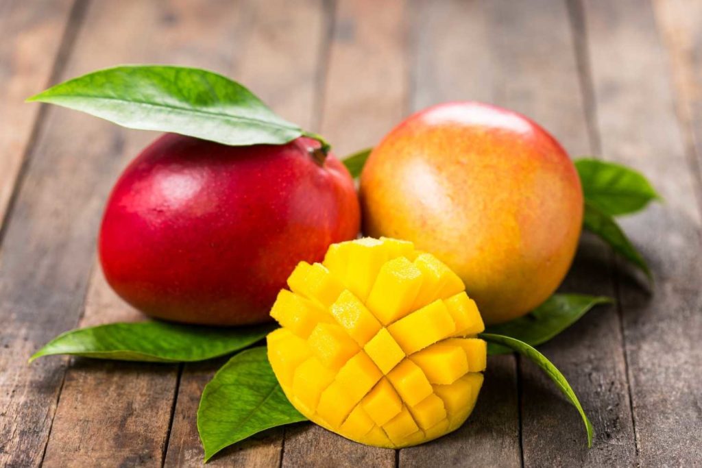 due mango appoggiati su un tavolo