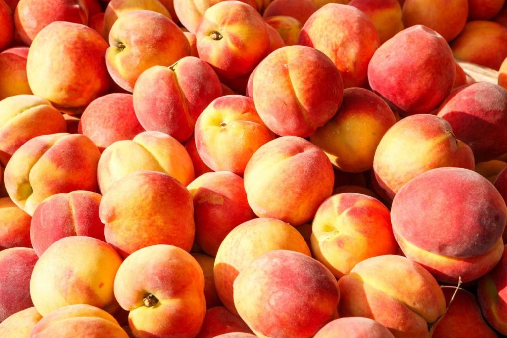 delle pesche accatastate