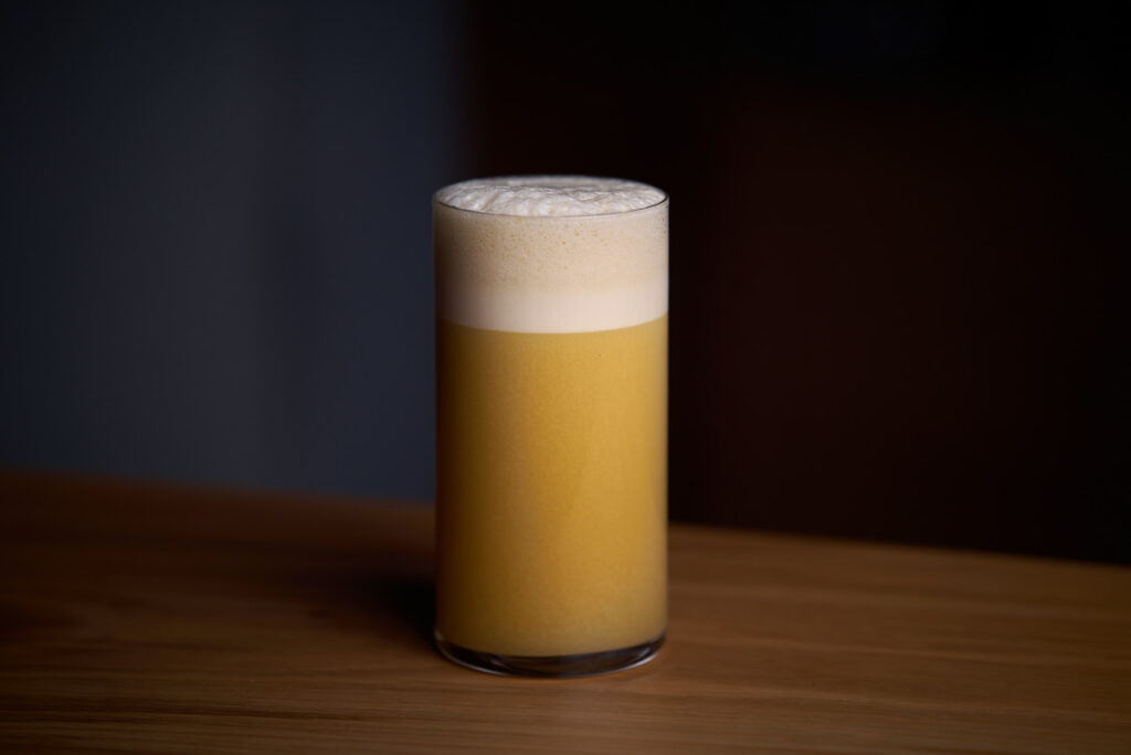 Una Winter Colada appoggiata sul bancone del bar