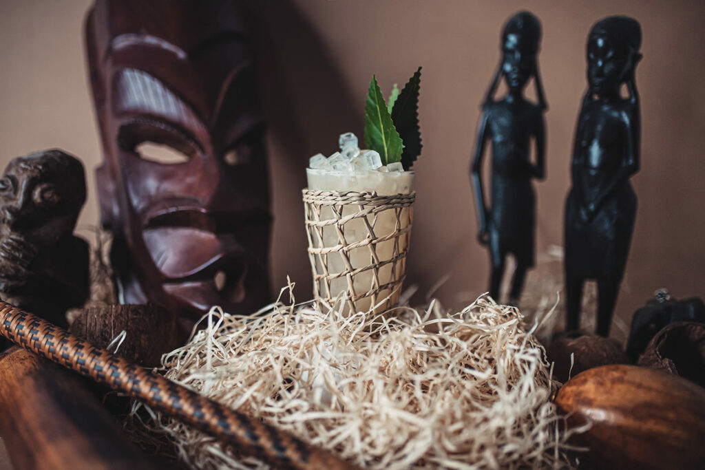 Il Bongo Bongo cocktail fotografato vicino a delle decorazioni africane