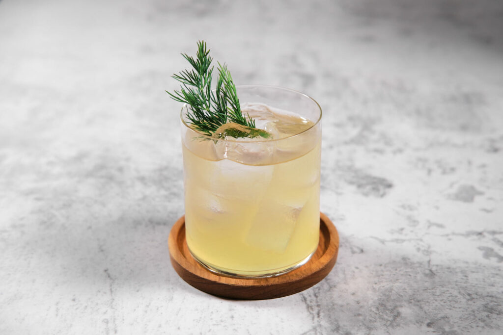 un Nettle & Fennel cocktail appoggiato su un tavolo di marmo