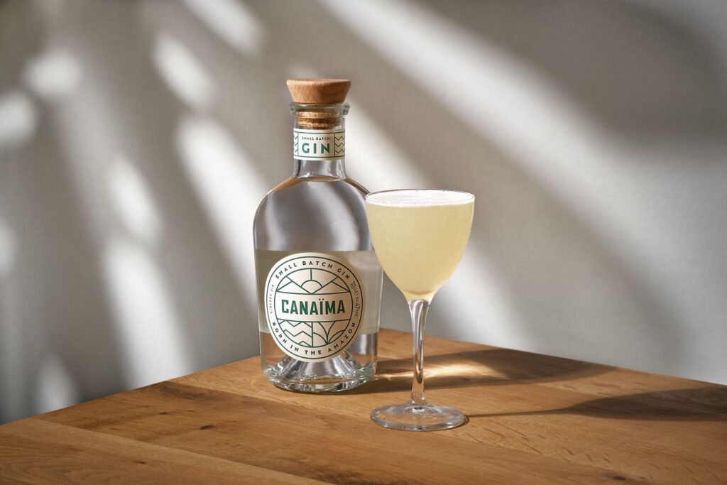 Il drink Bee's Knees con a fianco una bottiglia di Gin Canaima