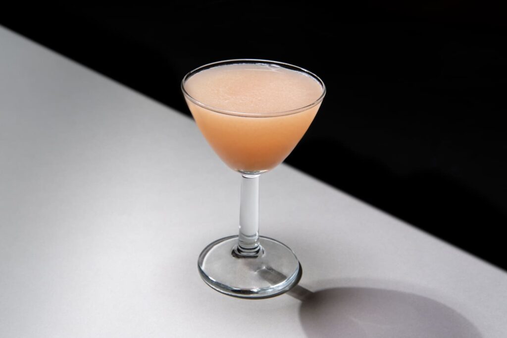 Un cocktail a base grappa di arneis, nocciole e angosture servito in coppetta