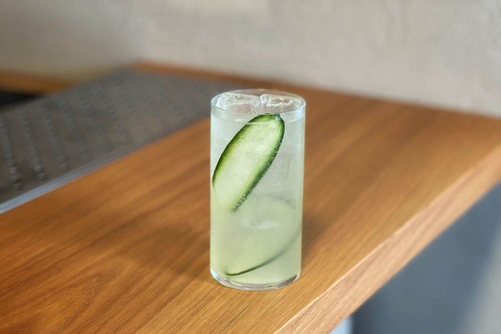 il long drink cucù appoggiato su un banco bar