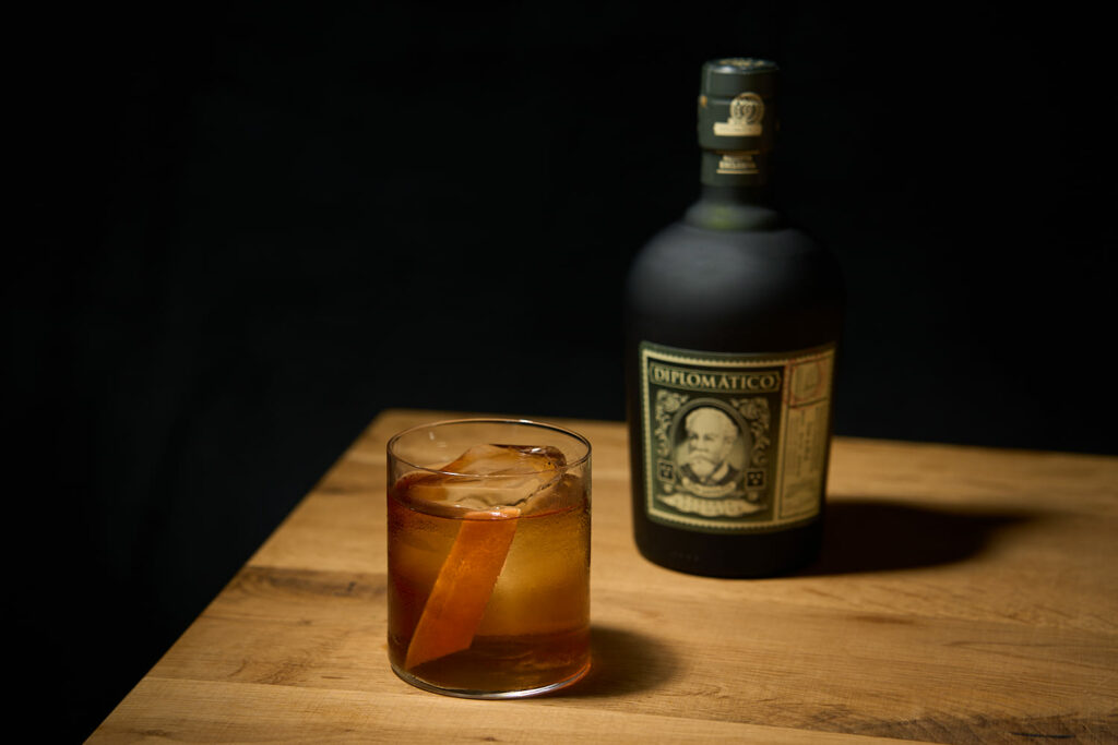 Diplomatico Vecchio Stile è un twist sull'Old Fashioned a base rum, cocco, sherry e cacao.