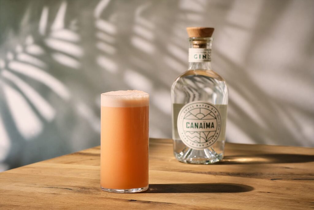 Tepuy è un cocktail spumoso a base gin Canaima, Bitter Fusetti e un succo al pompelmo aromatizzato con albicocche e acerola.
