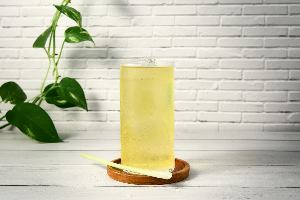 Lemongrass Collins è un drink low alcol a base gin, americano e una soda al lemongrass (citronella)