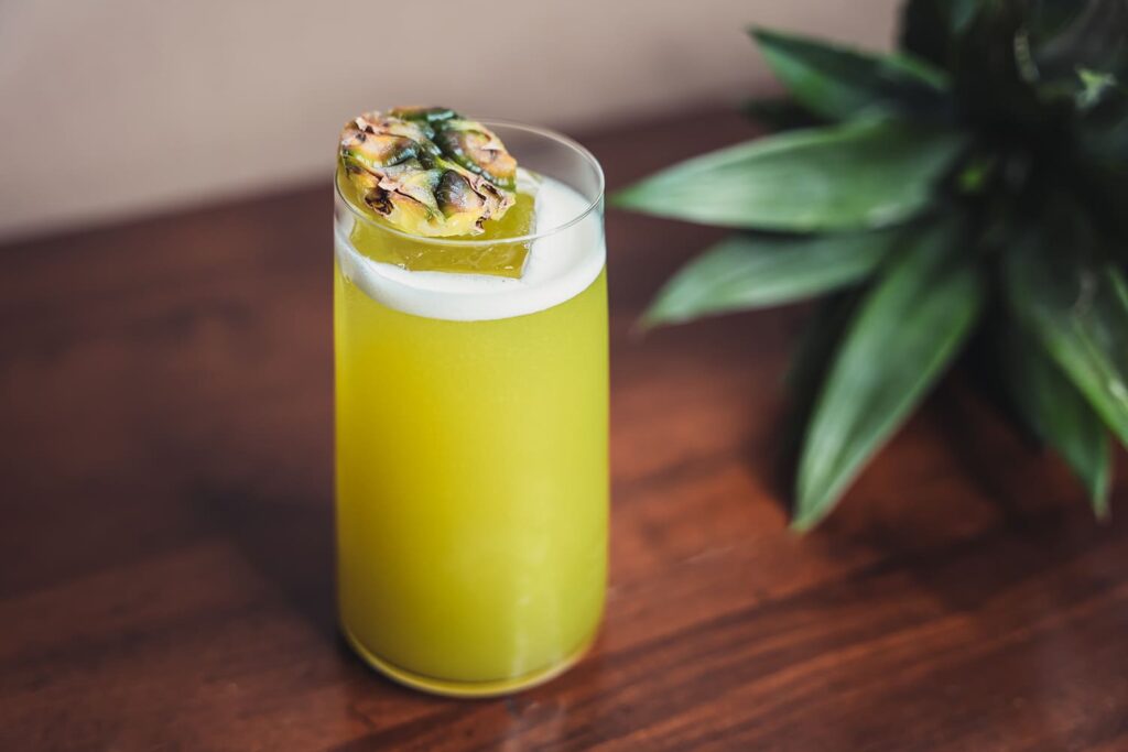 Summer Routine è un long drink a base ananas, vodka e basilico