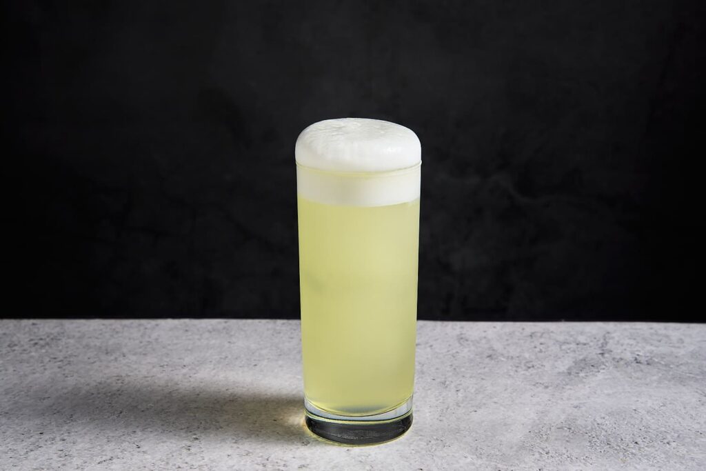 Bagus Morris Fizz è un long drink a base lemongrass e limoni lattofermentati