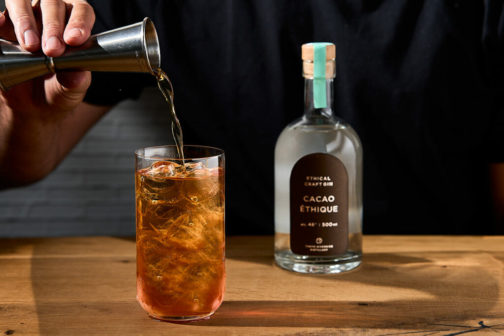 Indietro tutta! è un long drink a base gin, cacao e rooibos