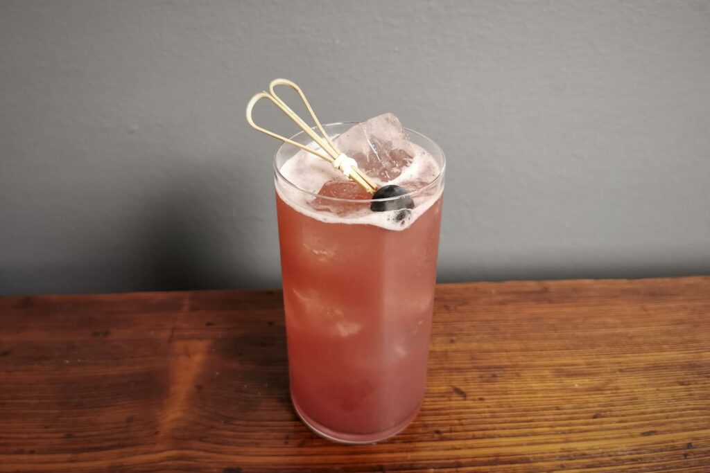 Radlerino è un cocktail a base uva fragola e birra che ricorda una radler