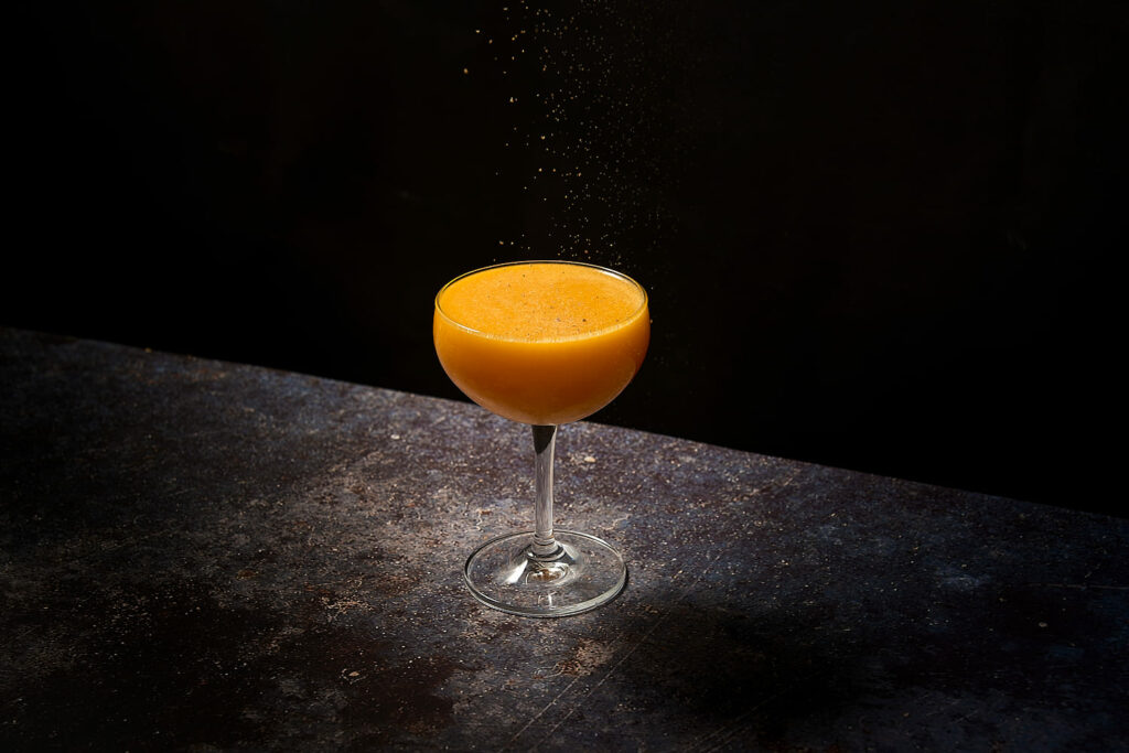 Zucca in Trasferta è un cocktail a base rum, zucca e latte di cocco