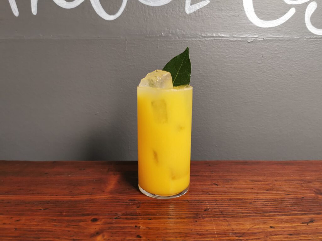 Stangerino è un cocktail con grappa, cachaca, mandarino e cocco