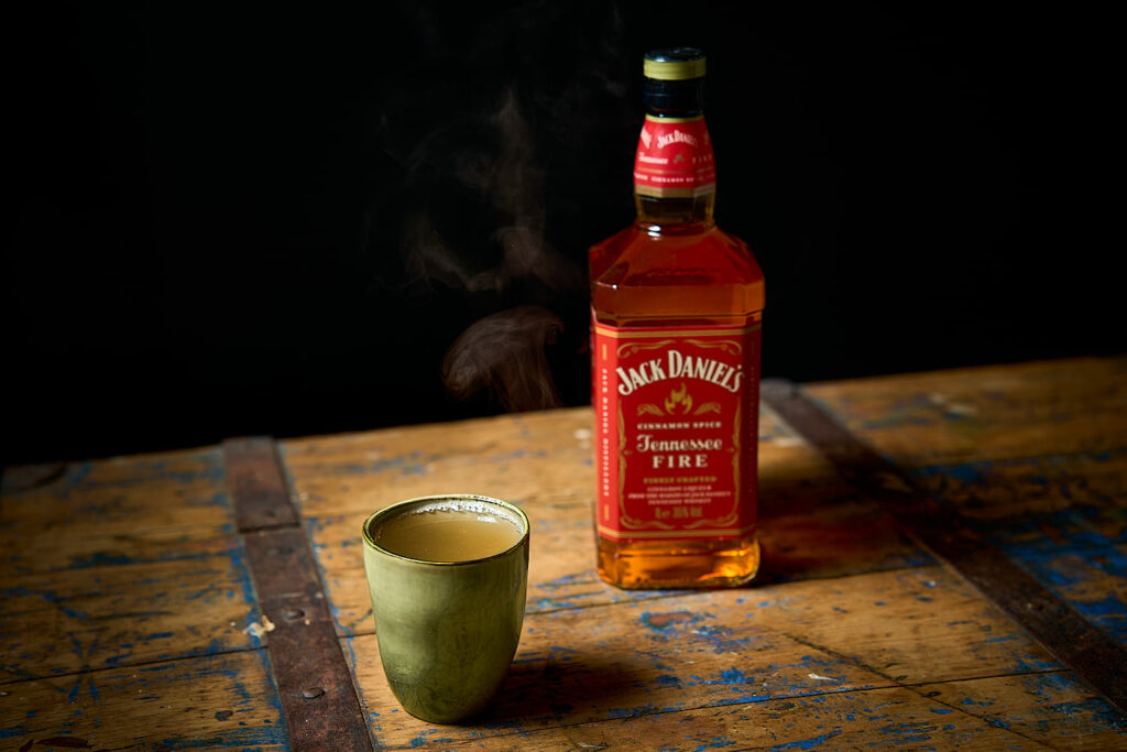 Una Nonna in Tennessee è un cocktail caldo a base Jack Daniel’s fire, mela cotogna e burro di arachidi.