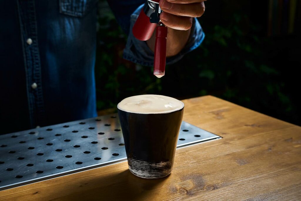 Chai Caldo è un cocktail caldo con rum cubano, tè indiano speziato e una foam di latte e biscotti