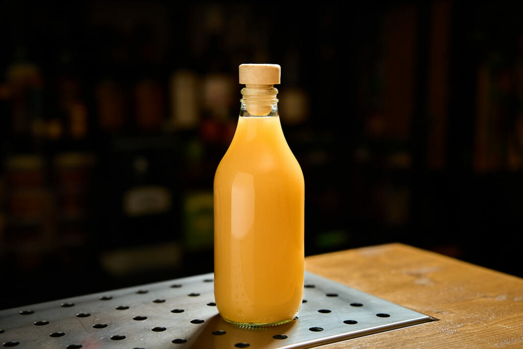 Una bottiglia di Liquore all'uovo o allo Zabaione a base uovo, zucchero, vaniglia e sherry Amontillado