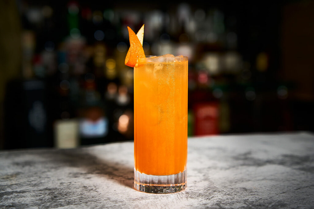 Tangerine dream è un cocktail a base mandarino, bitter, dragoncello e acqua tonica