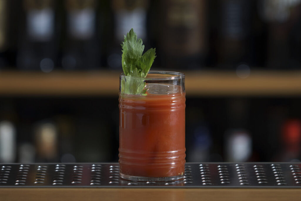 Il Bloody Mary è un cocktail a base vodka, succo di pomodoro, sale di sedano, pepe e worchestershire sauce