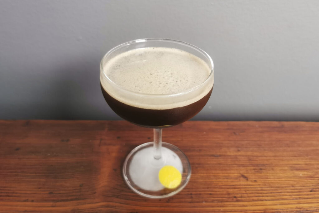 Sheriffo è un cocktail a base brandy, sherry e cannella