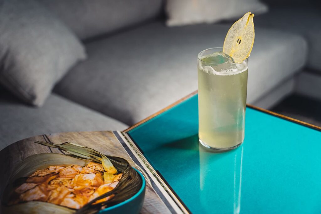 Il cocktail Pisco Pear Punch è un twist sul Pisco Punch di Duncan Nicol