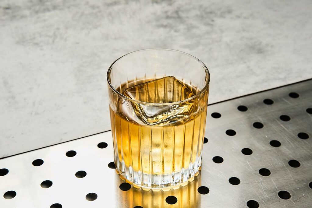Fascino Indiano è un cocktail a base Arrak, tè nero, mix di spezie del Chai, chiarificato con tecnica milk washing