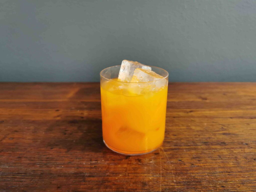 Mango Italiano è un cocktail a base mango, brandy italiano e bitter aperitivo