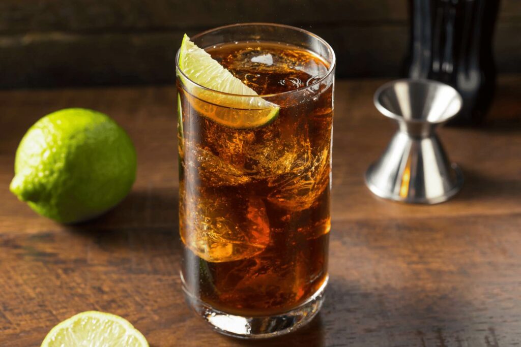 Il Cuba Libre è un cocktail a bse rum cubano, coca cola e succo di lime