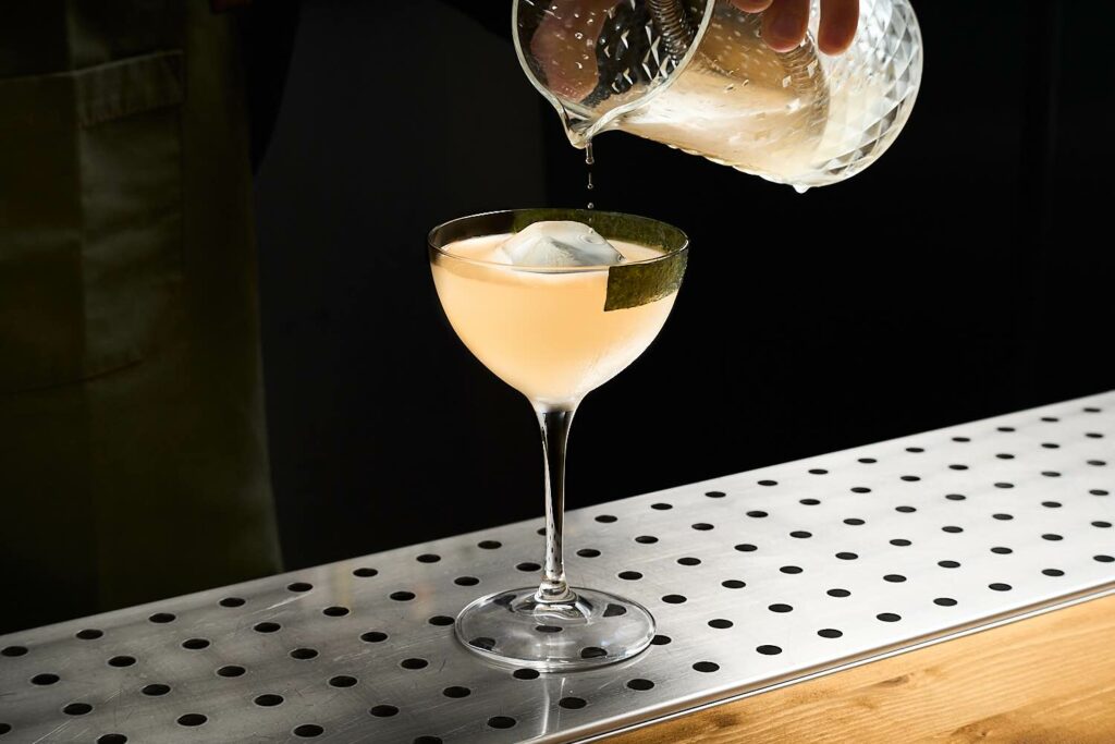 Between the Sushi è un cocktail a base whisky giapponese, zenzero in salamoia e sake allo yuzu