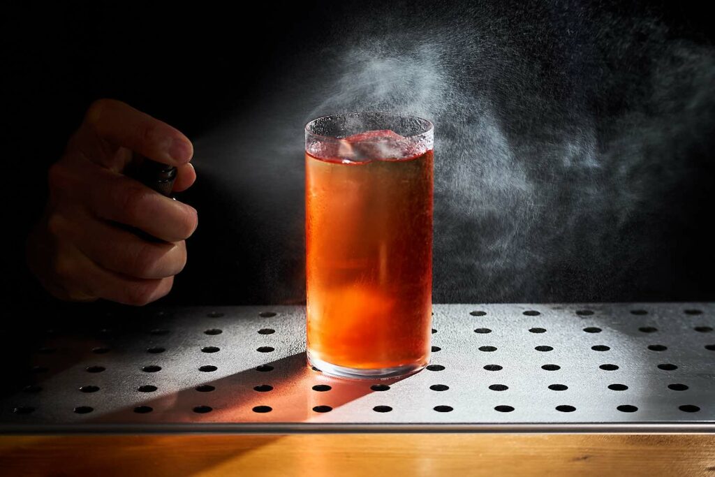 Il Santone è un long drink con gin ai lamponi, premix a base tulsi (basilico santo)