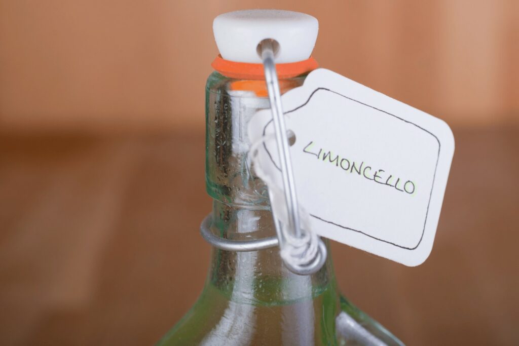 Bottiglia di limoncello fatto in casa home made