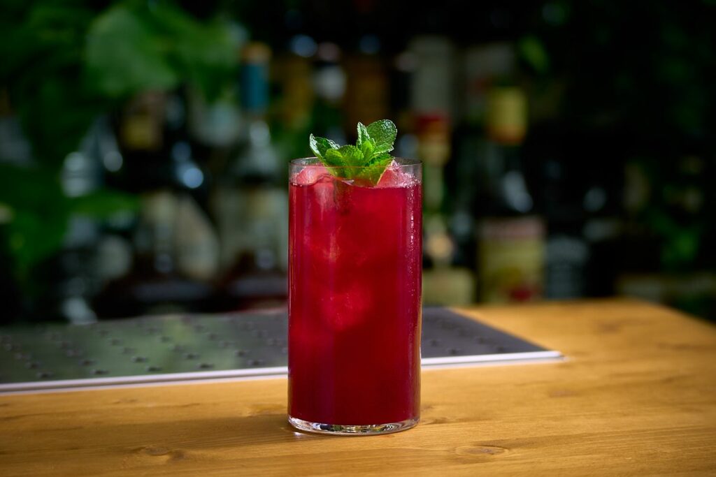 Beira Sangaree è un cocktail a base Tawny porto, Beirao more e cardamomo
