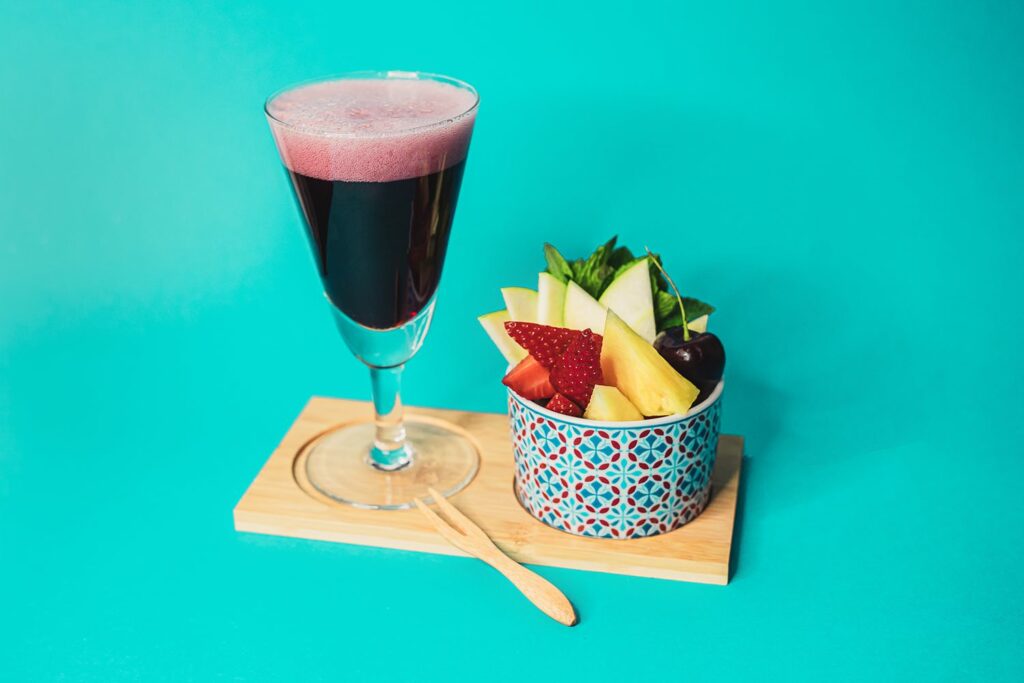 La Sangria ingegnerizzata servita con una ciotola di frutta