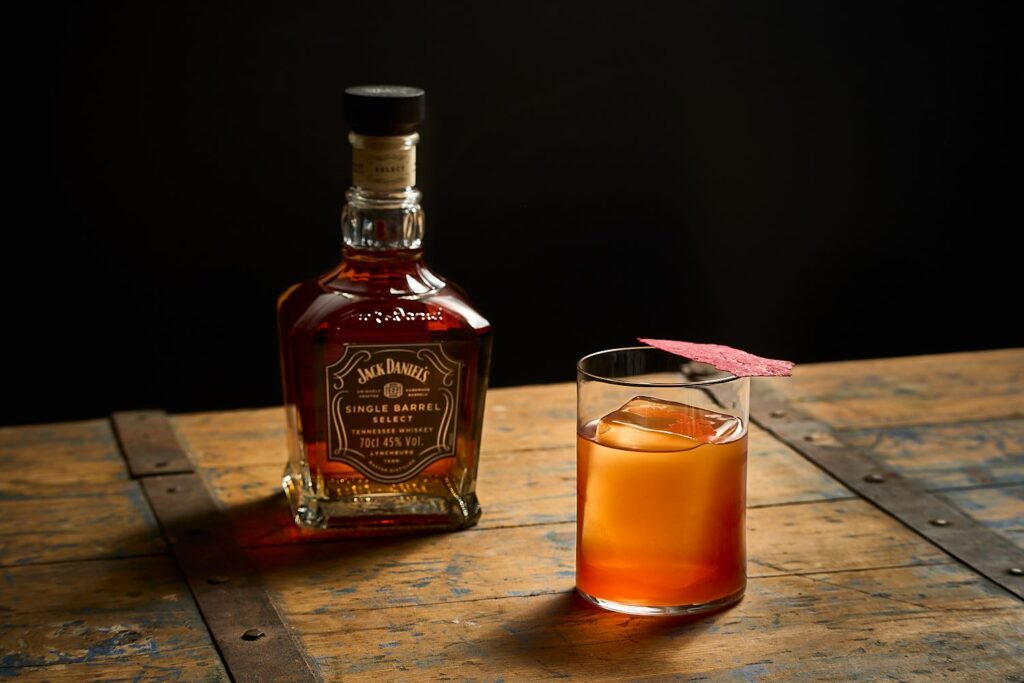 Jack in birreria è un cocktail a base jack daniel's e birra rossa ai lamponi