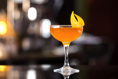 Un bicchiere di Satan's Whiskers, cocktail a base gin, vermouth dolce e dry, orange bitters e orange curacao