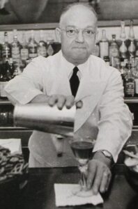 Una foto di Fernand Petiot al lavoro al bar