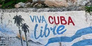 Storia del Cuba Libre. Un murales con scritto Viva Cuba Libre, il motto dei rivoluzionari