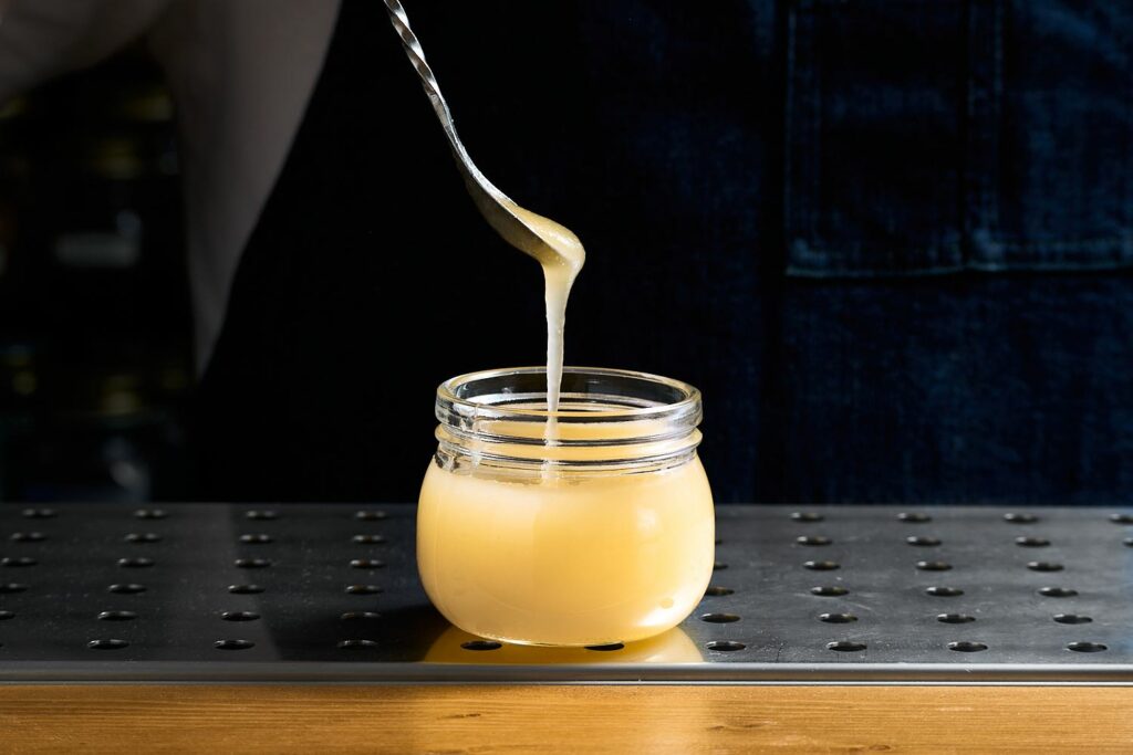 Ghazal Batter è un premix per cocktail ispirato al Marocco a base burro, mandorle dolci, cannella, sciroppo di zucchero e acido citrico.