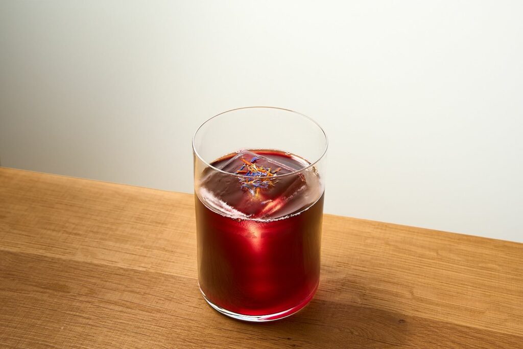 Kalimocho Chi? si ispira al Calimocho spagnolo, miscela di vino e coca-cola. Kalimocho chi? è a base vino rosso e una soda speziata home made