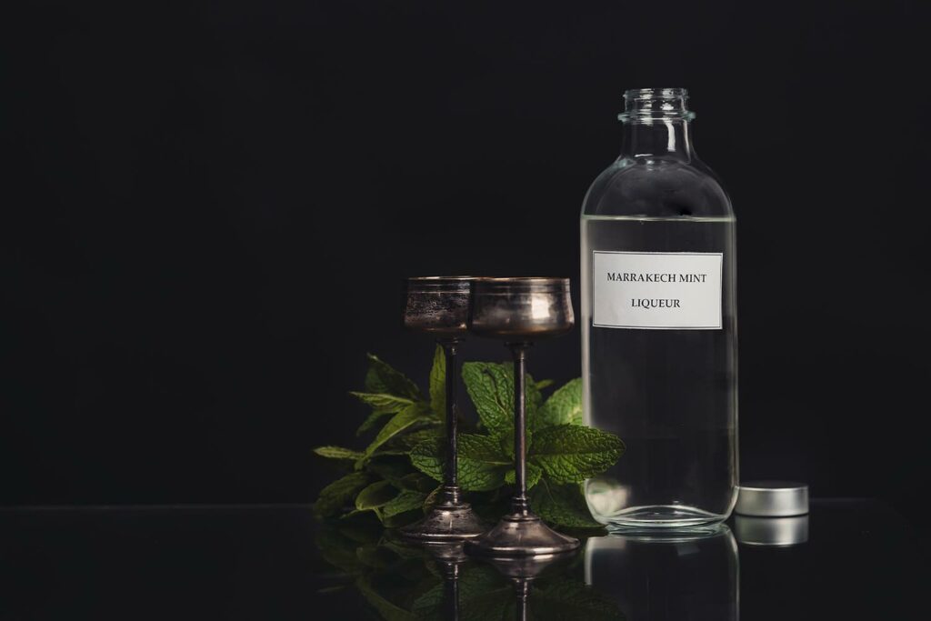 Marrakech Mint Liqueur è un liquore che si ispira al Marocco, ottenuto per distillazione di tè verde, menta e liquirizia