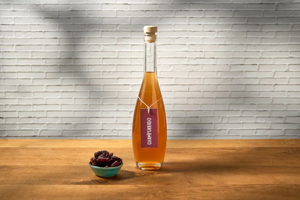 Una bottiglia di Champurrado, preparazione tradizionale cubana a base rum o aguardiente e prugne (o altra frutta essiccata)