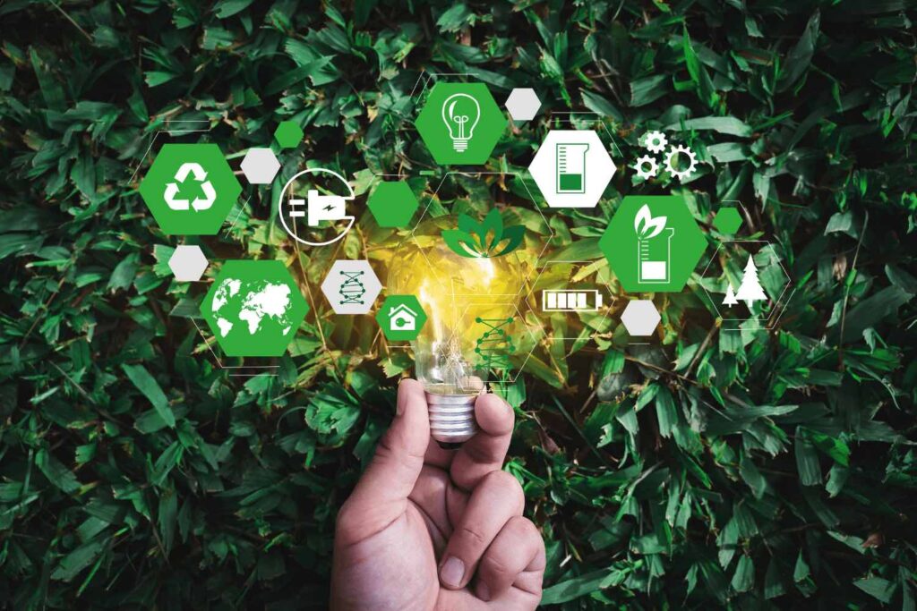 una lampadina nel verde con il simbolo del riciclo