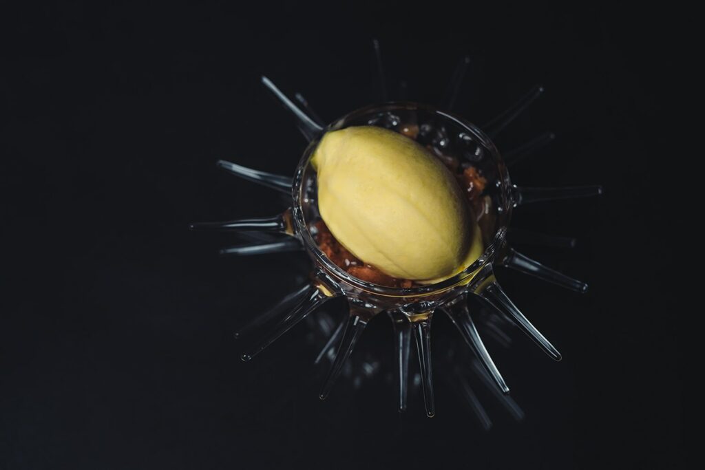 Gelado 'mbriago è un drink gelato a base di cachaça, mango, frutto della passione, con crumble al cocco e gel alla cannella