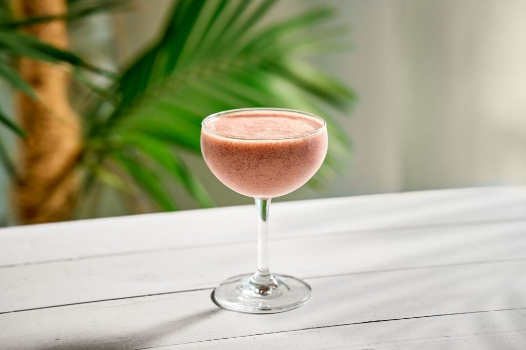 Zero Batida è un cocktail analcolico con succo di mango, crema di cocco, acqua di cocco e polvere di açai.