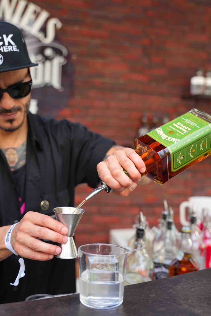 Livio Morena mentre versa whiskey