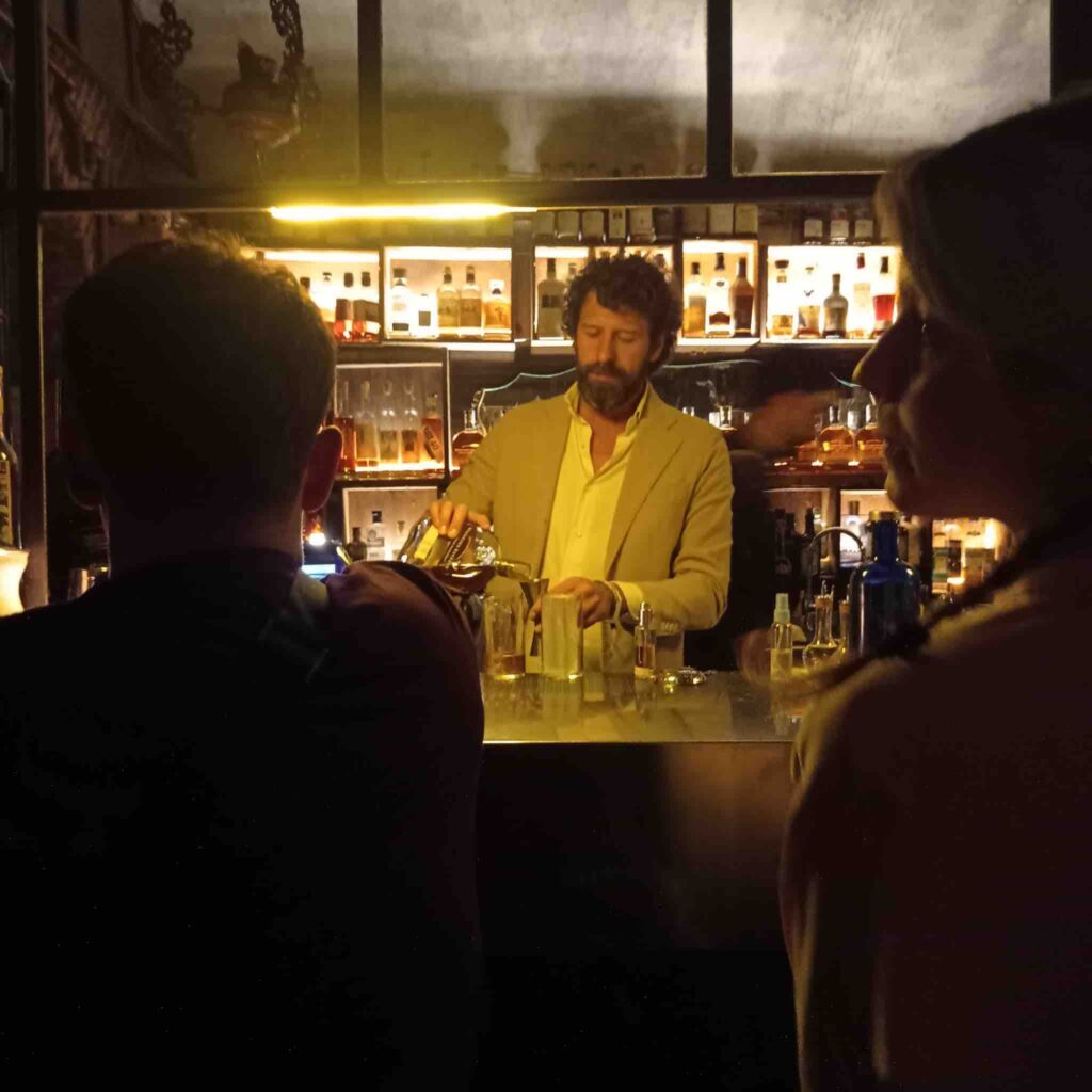 Matteo di Ienno mentre miscela Woodford reserve al Club Derrier di Roma