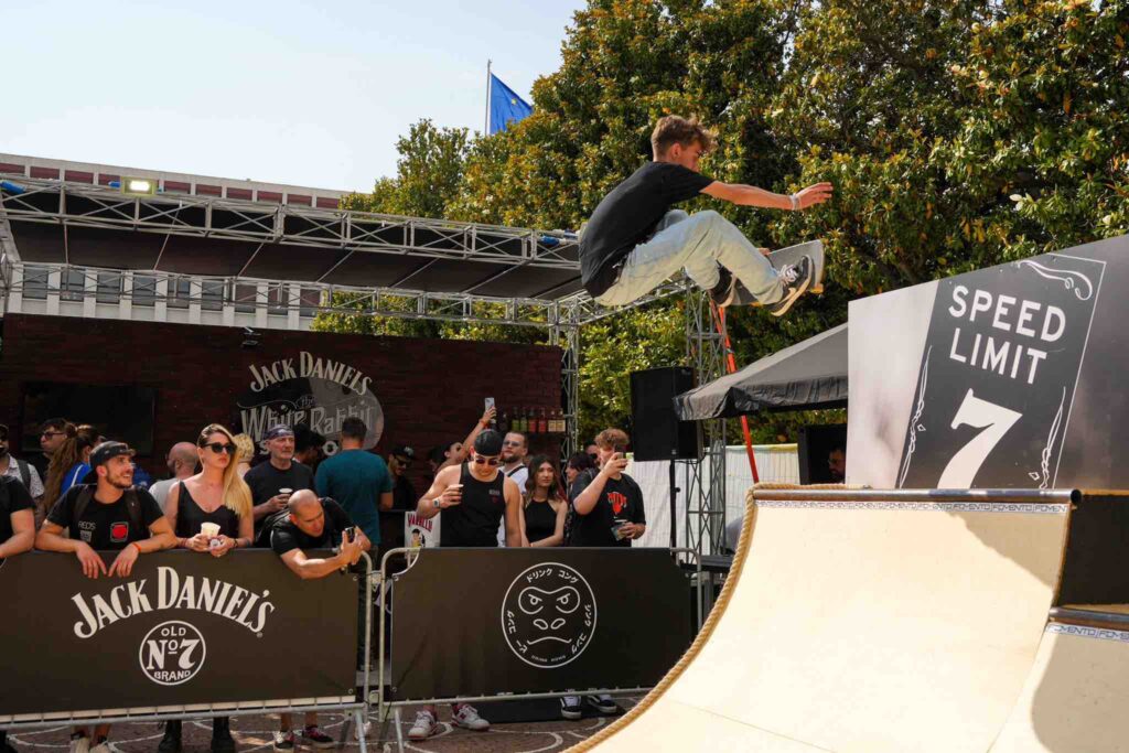 Uno skater fa un trick sulla rampa