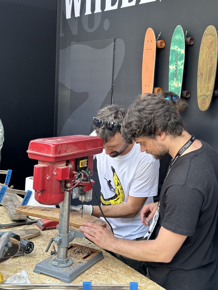 Io mentre buco la tavola da skate con il trapano a colonna