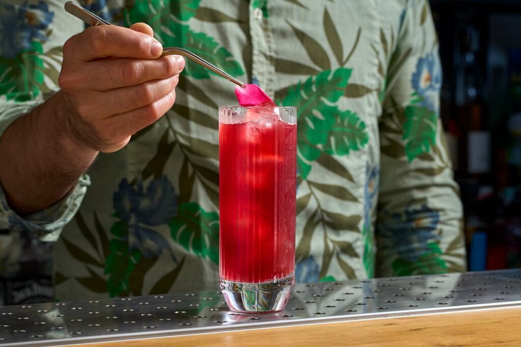 Jamaican Sunset è un cocktail low alcol con Appleton Estate 8, Kombucha Agua de Jamaica, Liquore al Pimento, Liquore di rose